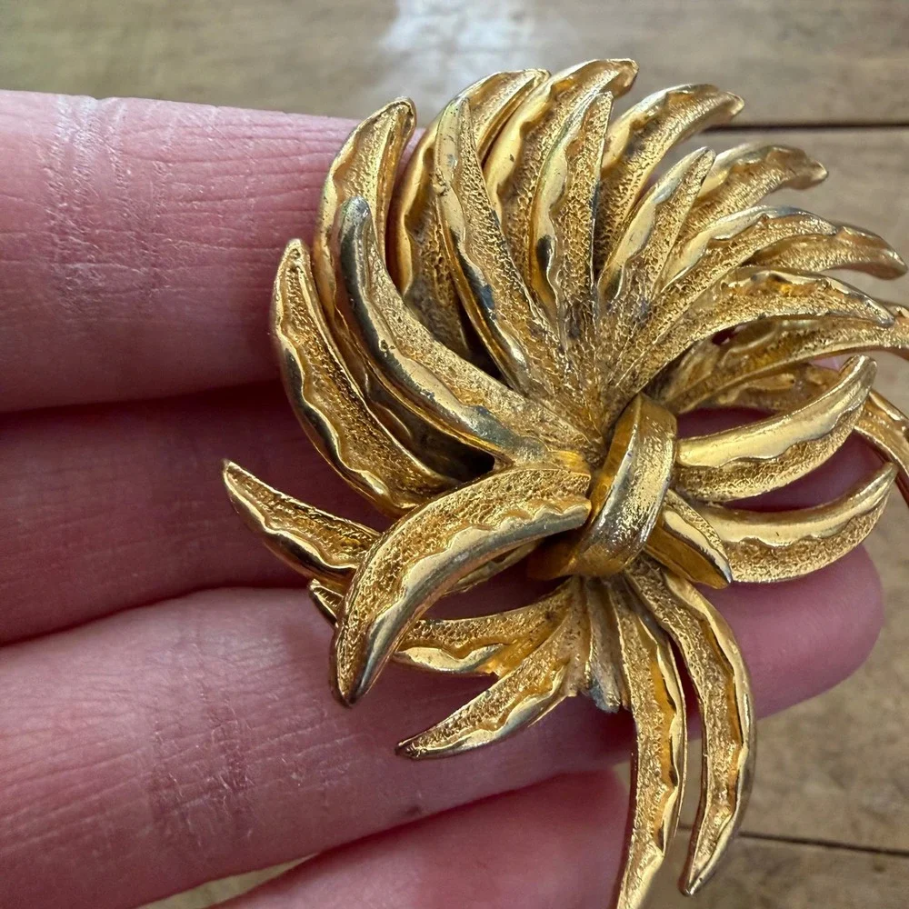 Vintage 1960s Gold‎ Tone Textured Spray Brooch Pin, MCM Wheat Leaf Swirl